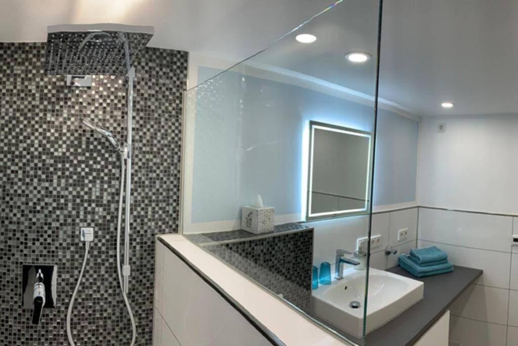 Modern Renovated Apartment Suited For Business Consultants - In Close Distance To Dt, Dhl And Un Campus - Reserved Parking 본 외부 사진