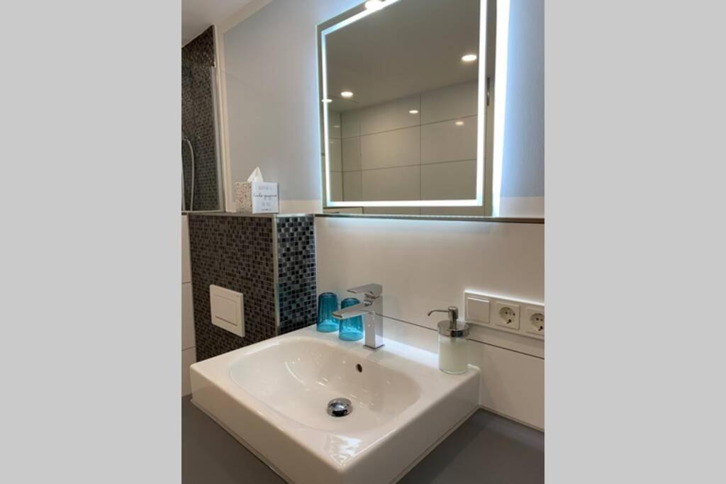 Modern Renovated Apartment Suited For Business Consultants - In Close Distance To Dt, Dhl And Un Campus - Reserved Parking 본 외부 사진